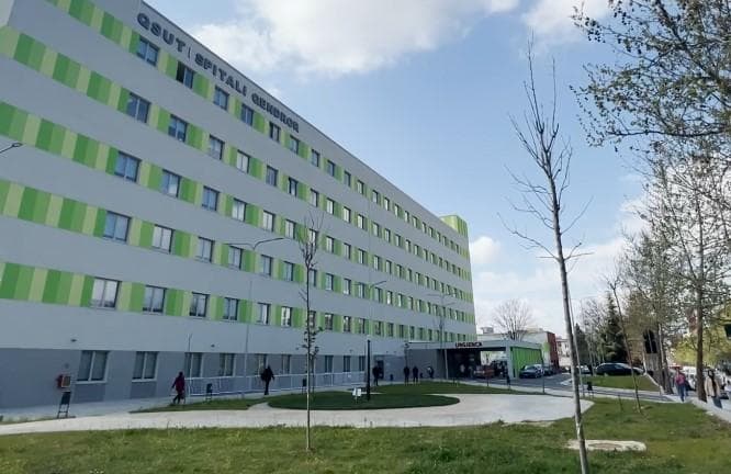 61-vjeçari bie nga lartësia në QSUT
