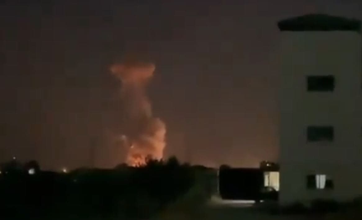 Izraeli sulmon depon e armëve të Hezbollahut në Liban