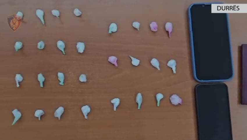 Lëviznin me makinë për të shpërndarë kokainë, arrestohen dy persona në Durrës 