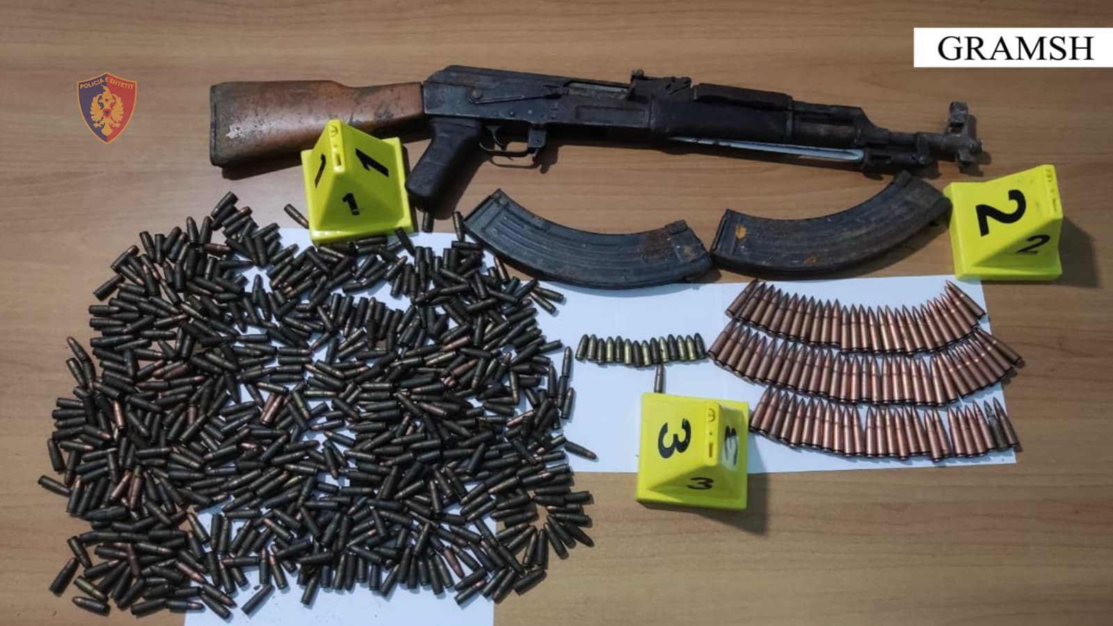Gramsh, një person kapet me arsenal armësh në banesë 