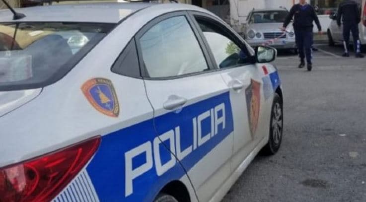 Makina përplas këmbësoren në Laç