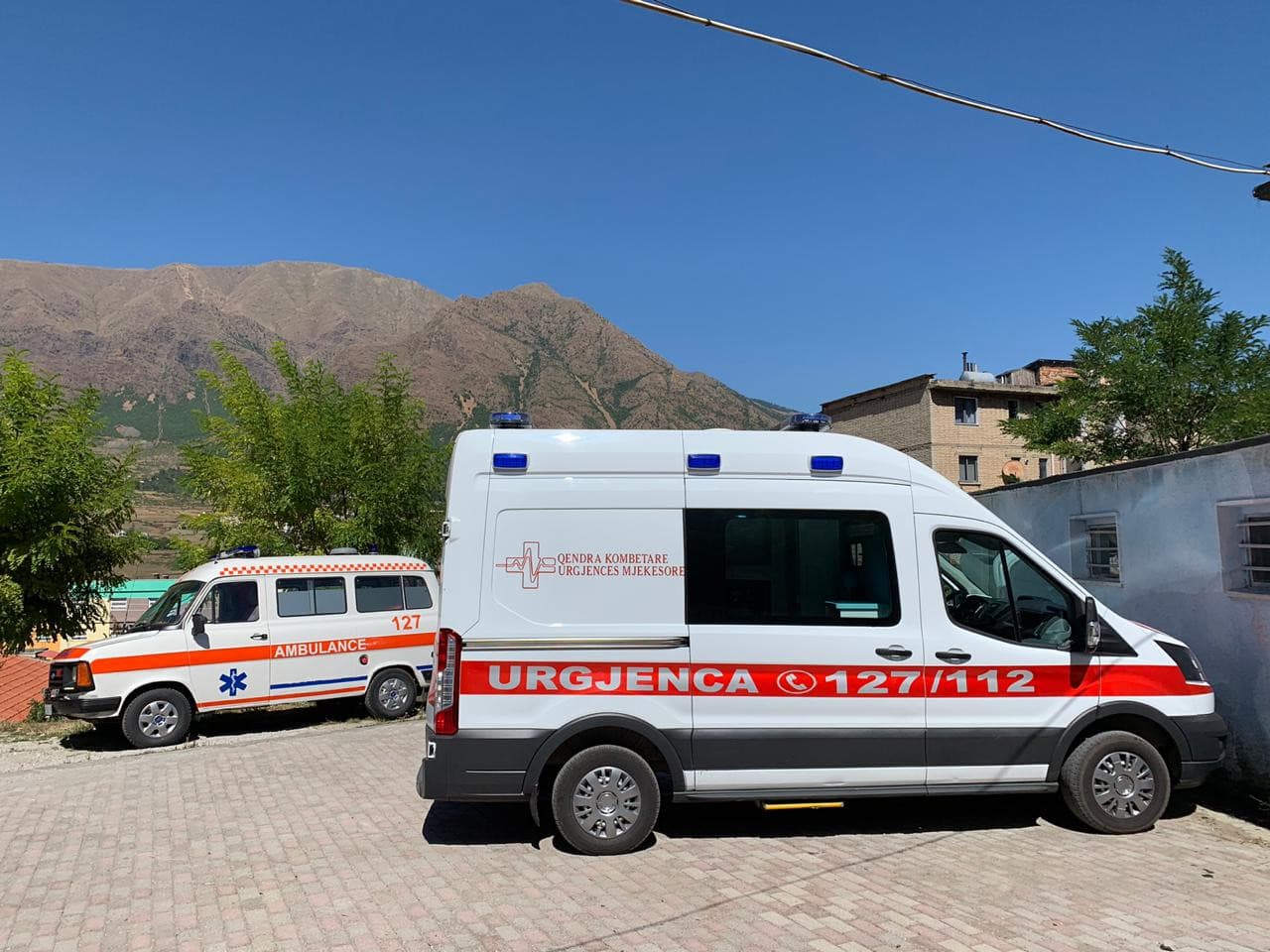 Dy viktima në Fier, një burrë dhe një grua gjenden të varur afër banesave 