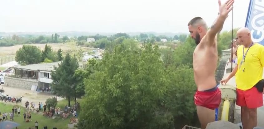 Gara e 74-t e zhytjes në Gjakovë, AP: Konkurrentët kërcejnë nga ura 20 metra e lartë (VIDEO)