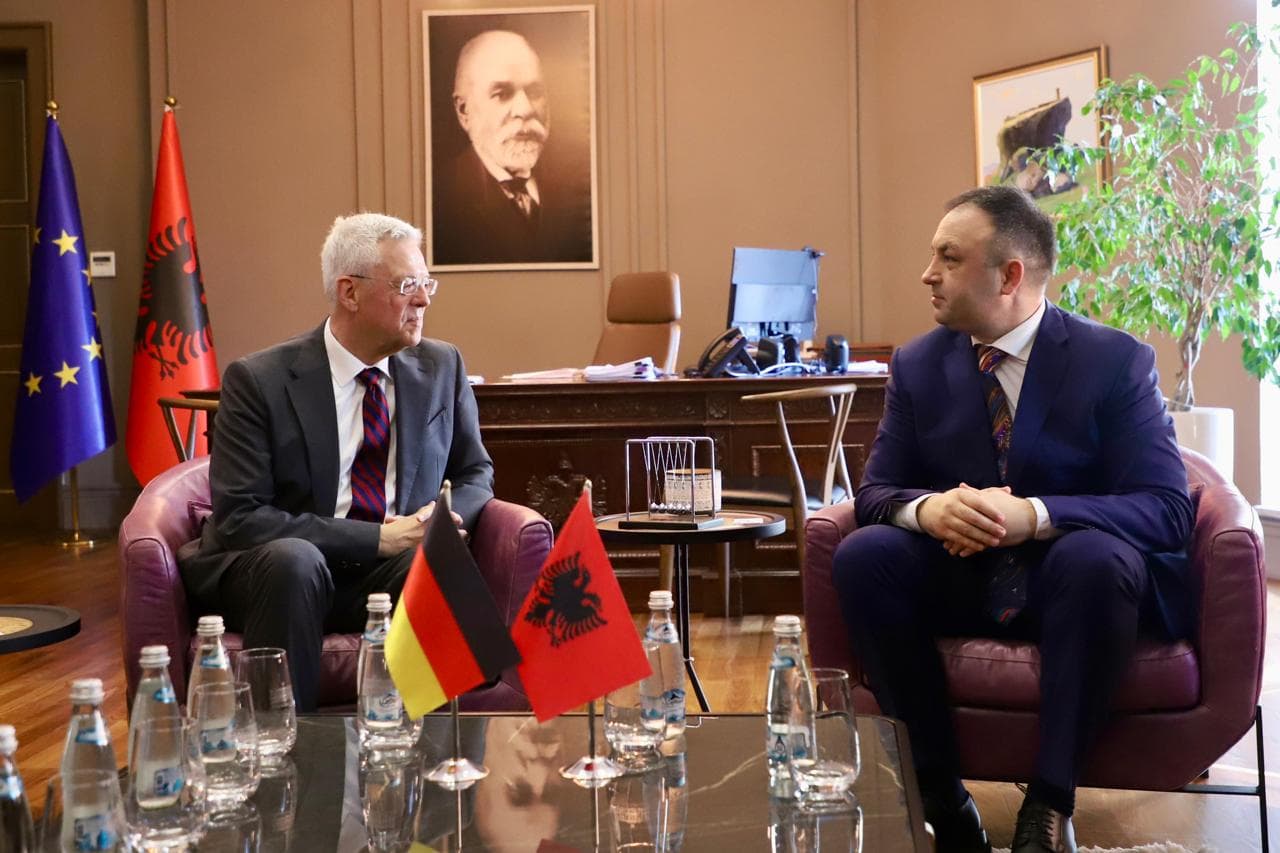 Ministri Hoxha pret ambasadorin gjerman: Intensifikojmë operacionet policore