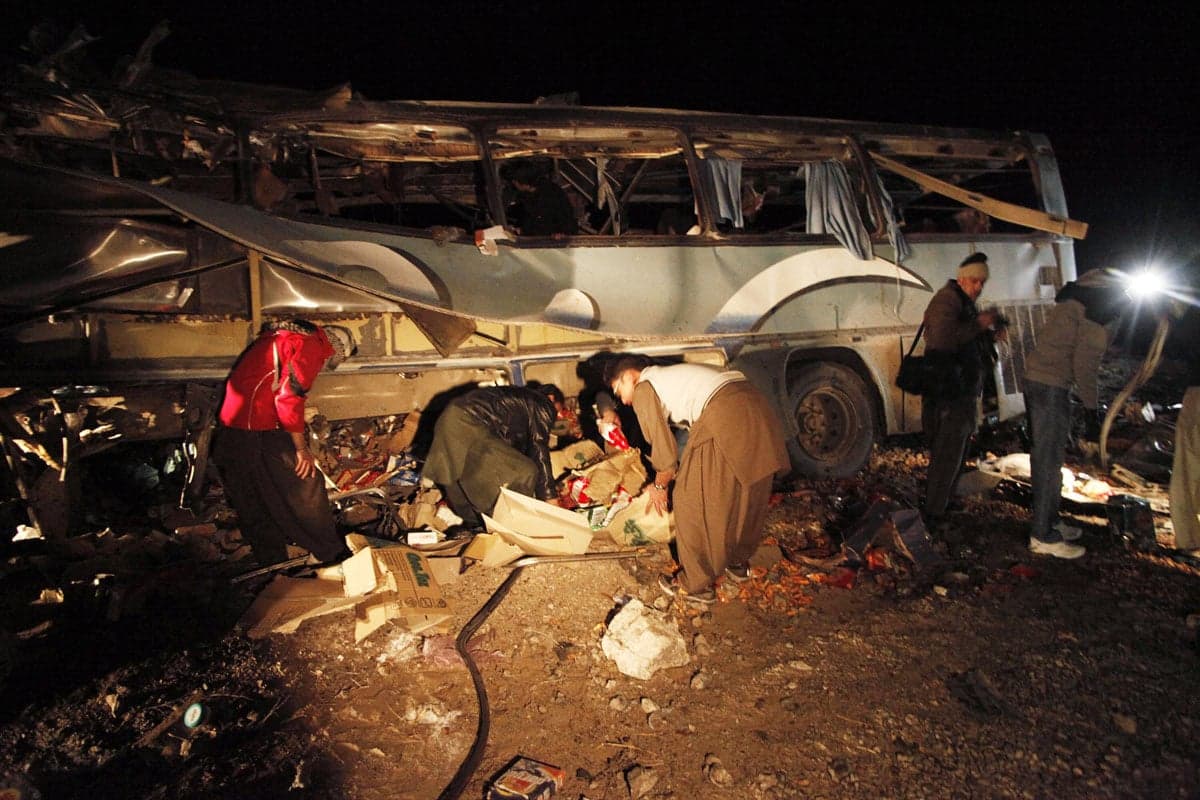 Autobusi me pelegrinë nga Pakistani përplaset dhe merr flakë, 28 të vdekur