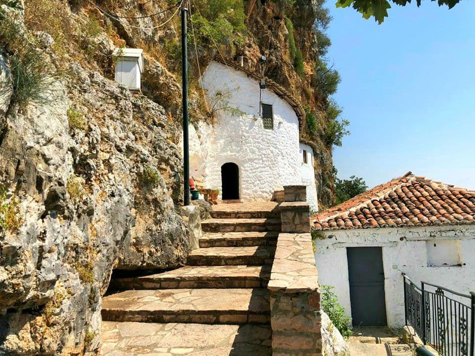 Delvinë, 34-vjeçari gjendet i varur në hyrje të manastirit