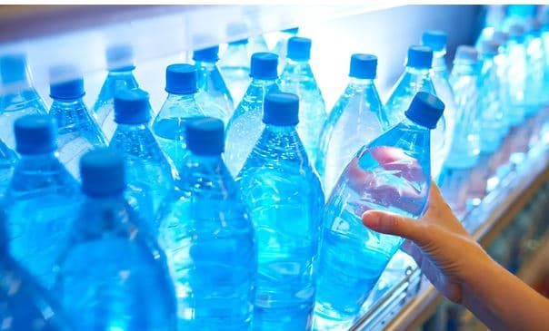 Shishja juaj plastike e ujit mund t'ju bëjë të shtoni peshë