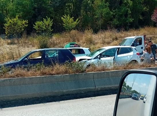 Aksident në Tiranë/ Përplasen dy automjete, një i plagosur