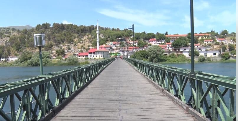 49-vjeçari tenton të hidhet nga ura në lumin Buna, parandalohet ngjarja