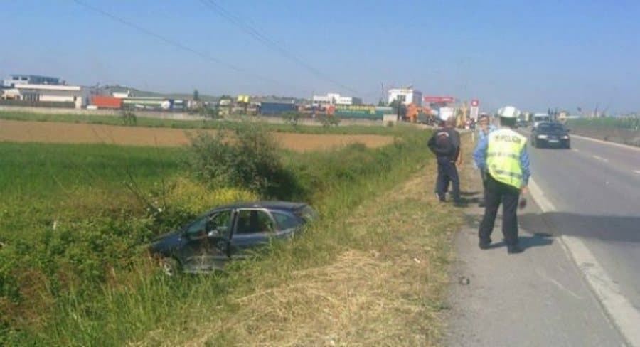 Makina përfundon në kanal në Tiranë-Durrës, humb jetën 18-vjeçari