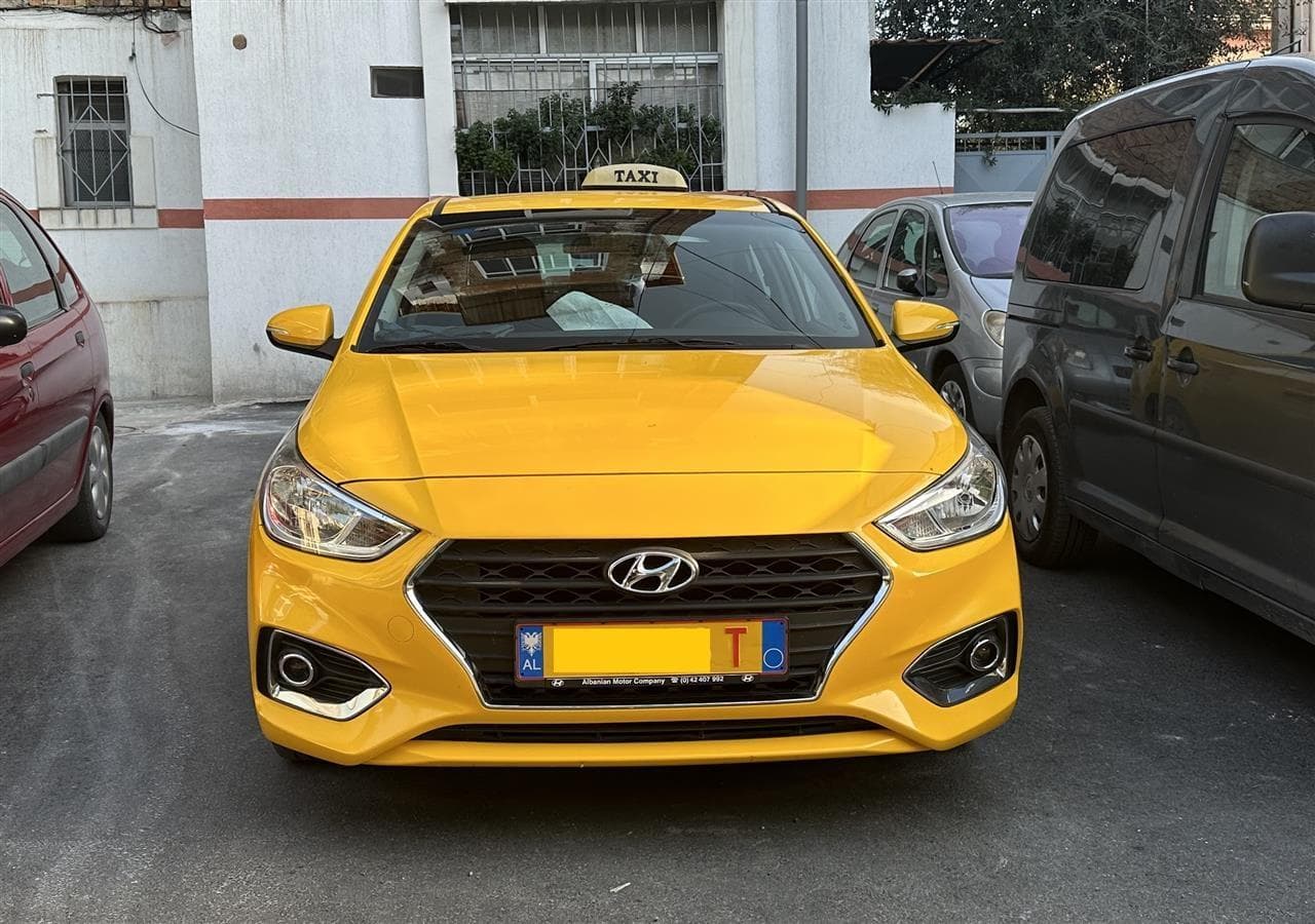 Pasagjeri grabit taksistin në Tiranë