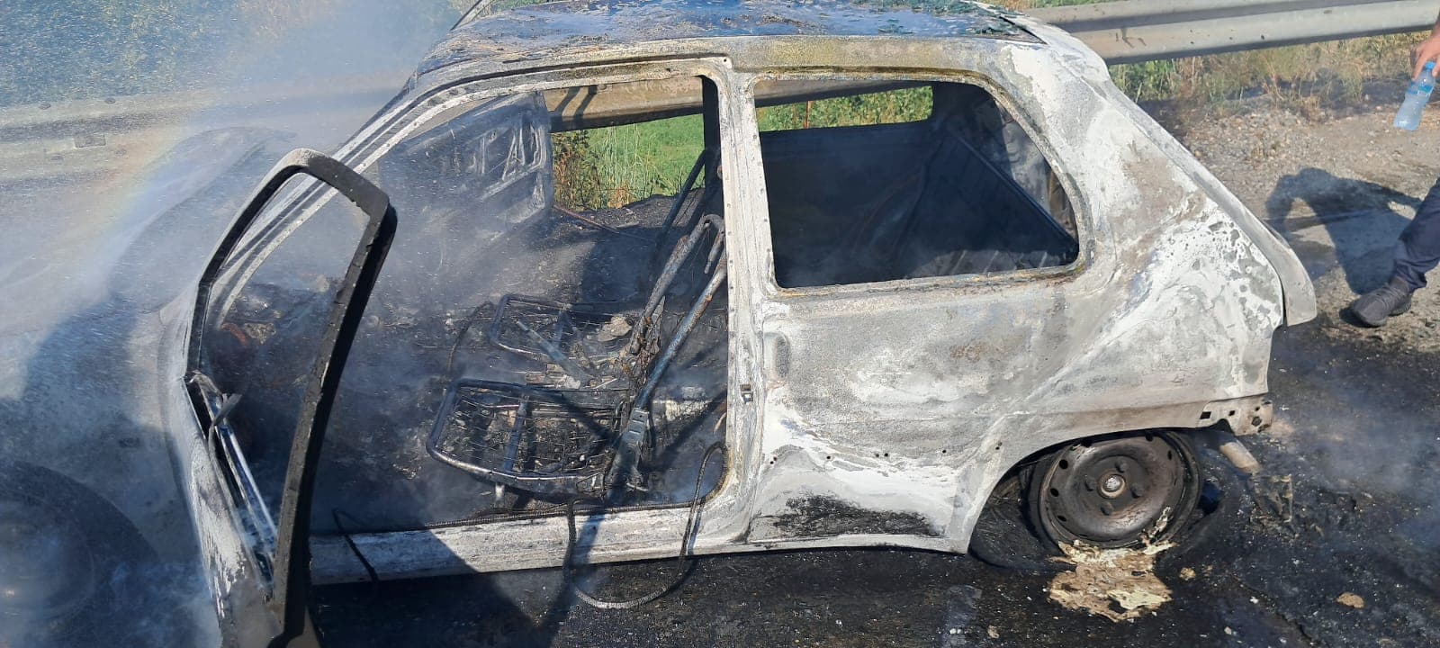 Shkrumbohet nga flakët një makinë në Lezhë-Laç