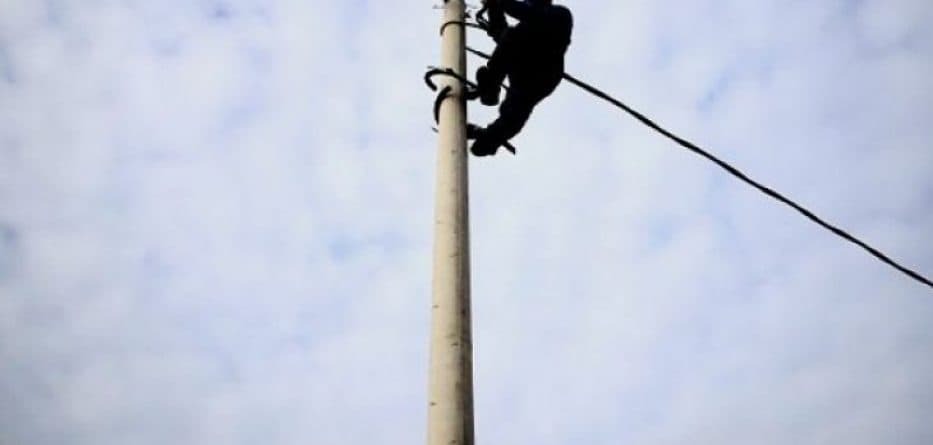 Fushë Arrëz, elektriçisti rrëzohet nga shtylla duke bërë riparime
