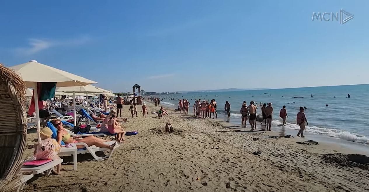Rritje çmimesh në plazhin e Durrësit/ Nuk stepen pushuesit, mbushet bregdeti (VIDEO)
