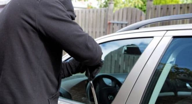 Grabiti para dhe një USB nga një makinë, pranga 61-vjeçarit në Sarandë