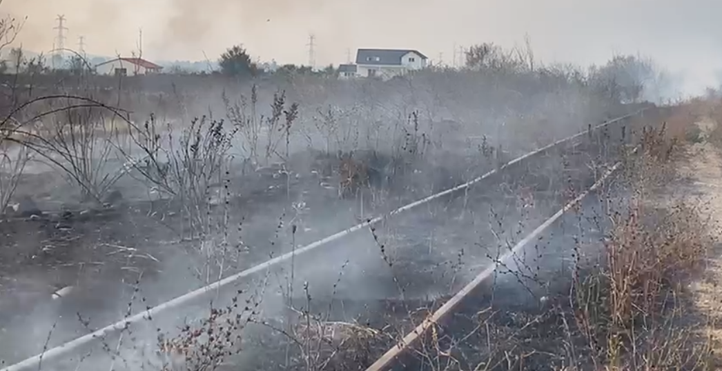 Zjarri përhapet në 4 fshatra në Lezhë, digjen edhe binarët e shinave të trenit