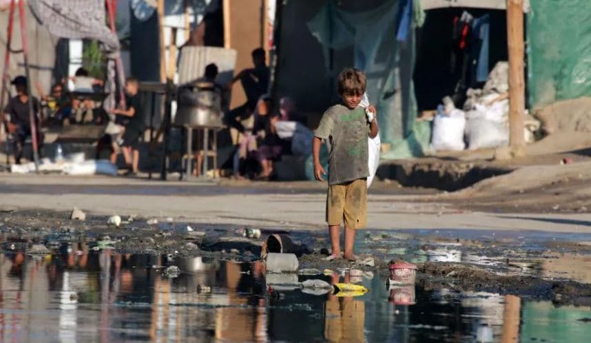 Ujërat e zeza kontaminojnë kampet dhe bregdetin, burimi i sëmundjeve në Gaza