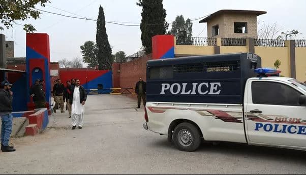 Pakistan/ Vriten 22 persona në autostradë