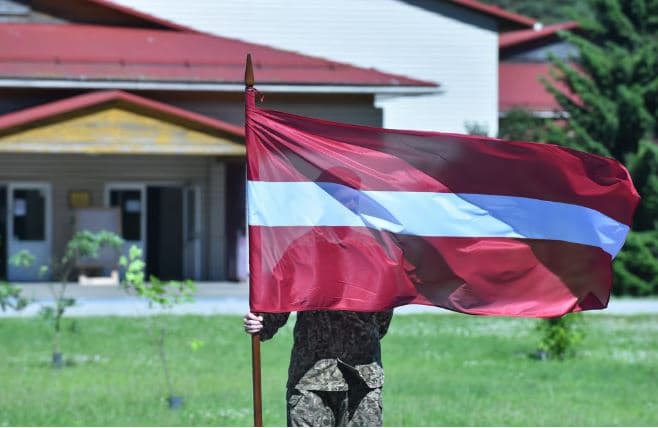 Letonia do ta bëjë të detyrueshëm rekrutimin ushtarak për gratë