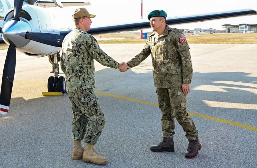Admirali amerikan i NATO-s zbarkon në Kosovë