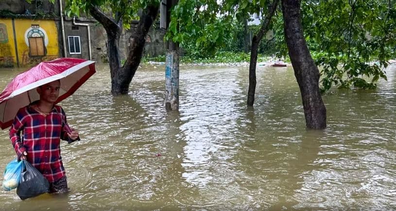 Rrëshqitje dheu dhe përmbytje, 22 të vdekur në Tajlandë