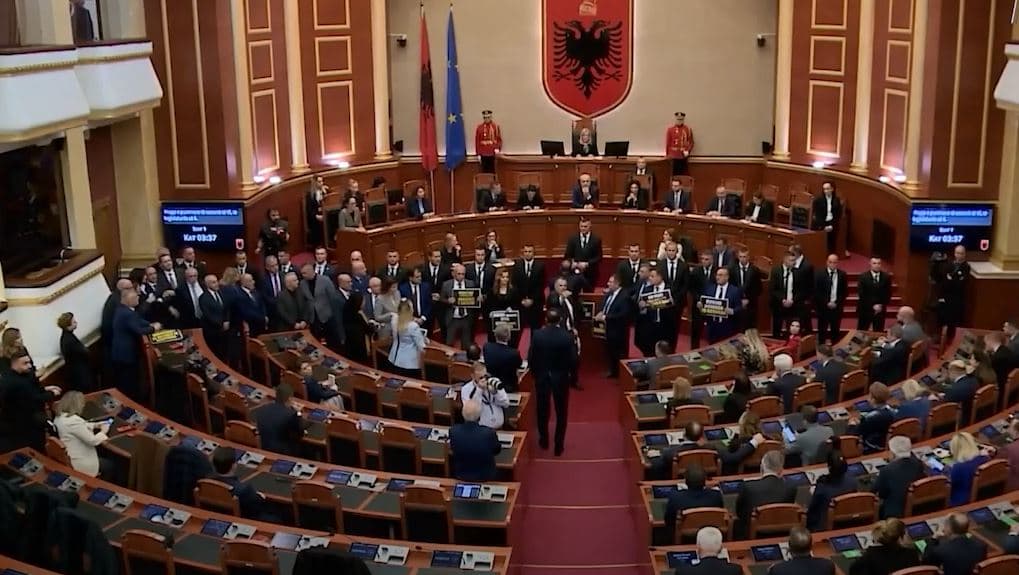 Deputetet gra, më efektive se burrat/ Raporti i ISP zbulon ligjvënësit “memecë” (VIDEO)