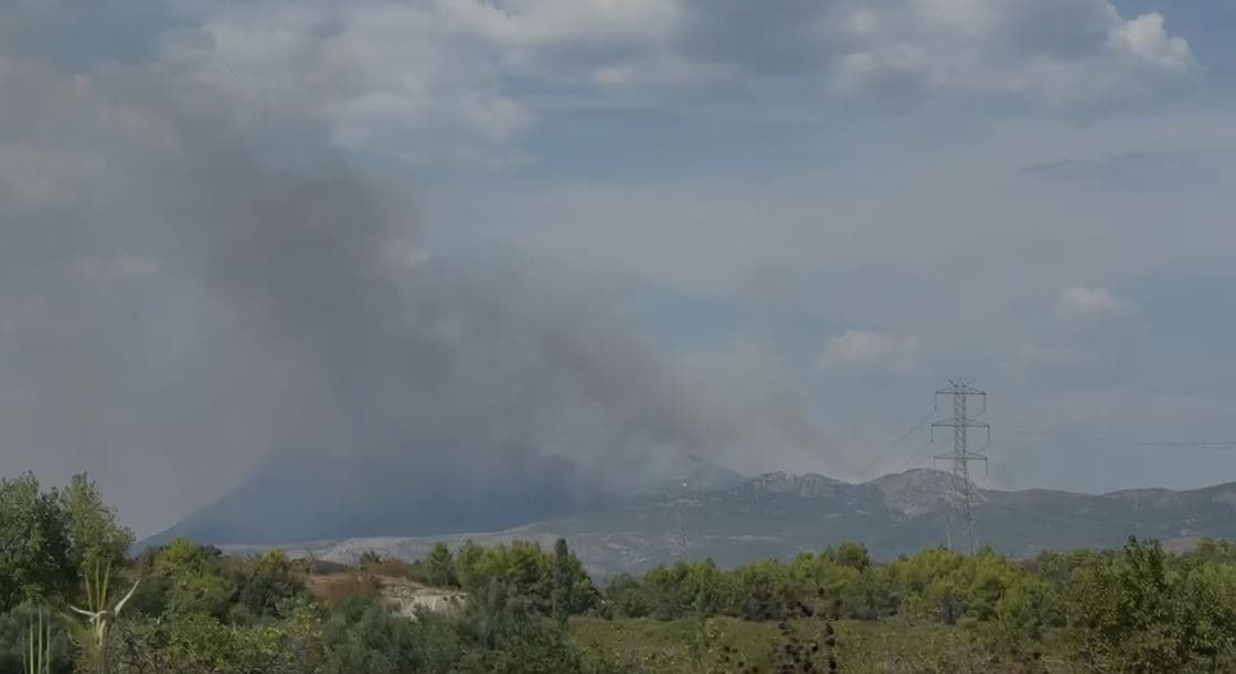Zjarri përhapet nga Vau i Dejës në Lezhë, rrezikohet edhe zona e banuar