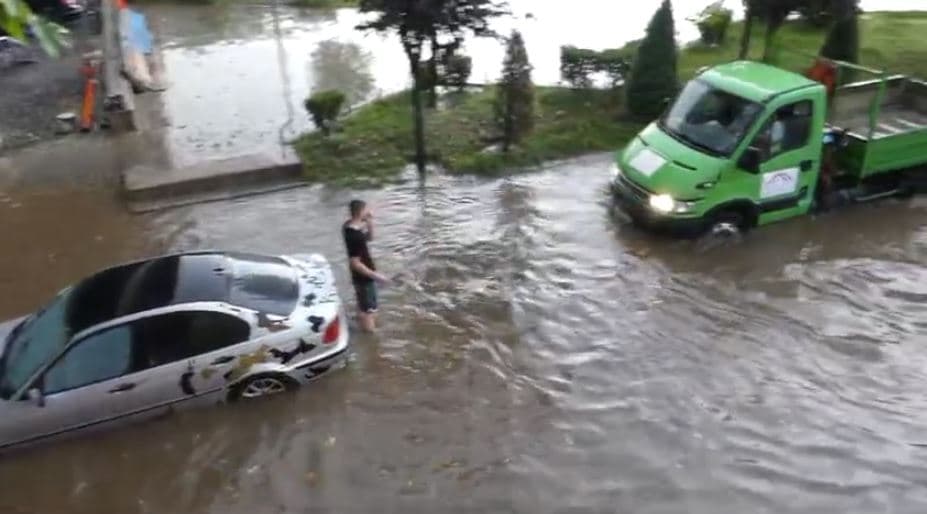 Shiu i rrëmbyer përmbyt disa lagje në Librazhd, ndërpritet dhe energjia 