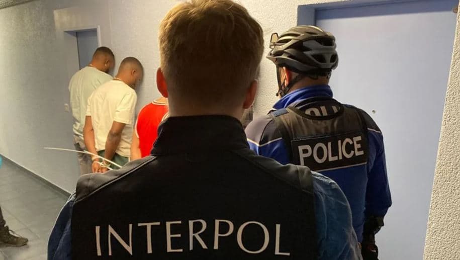 Policia në garë armësh teknologjike me mafien nigeriane