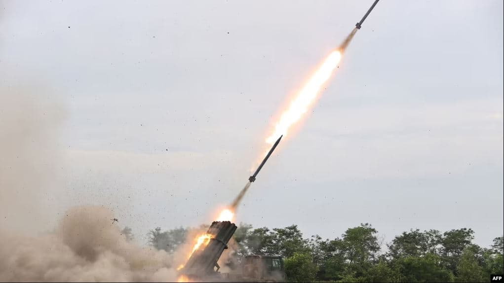 Kim Jong Un teston raketat e reja të përmirësuara 