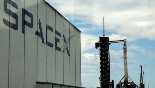 Shtyhet për një kohë të pacaktuar nisja e raketës SpaceX, do të kryente shëtitjen e parë private në hapësirë