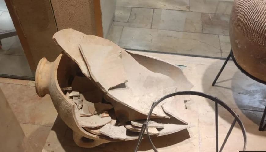 Incident në muzeun izraelit, fëmija bën copë e çikë vazon 3500-vjeçare