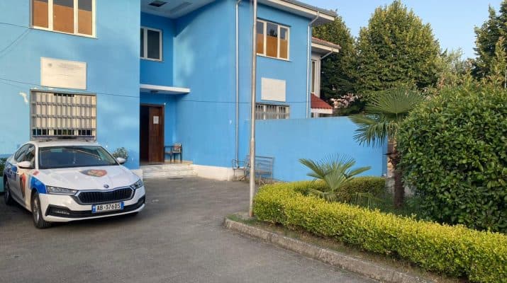 Dhunoi dhe kërcënoi bashkëshorten dhe vajzën, në pranga 41-vjeçari