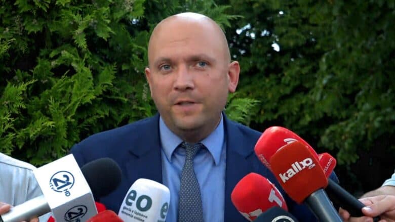 Paralajmëron Sarrazin: Duhen kompromise jo të lehta mes Kosovës dhe Serbisë për anëtarësim në BE