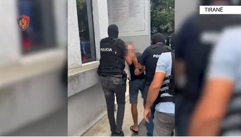 Vjedh një makinë në një garazh në Tiranë, kapet i riu i dënuar më parë për të njëjtën akuzë 