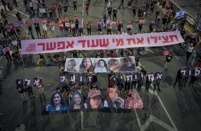 Izrael, familjet e pengjeve shfaqin video: Gratë e rrëmbyera janë përdhunuar dhe lënë shtatzënë 