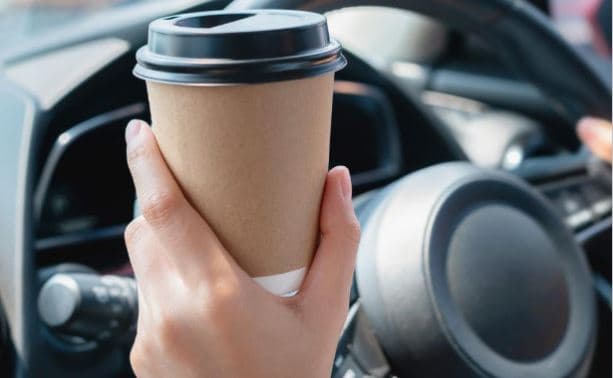 100 euro gjobë dhe 30 ditë pezullim patentë për ata që drejtojnë makinën duke pirë kafe
