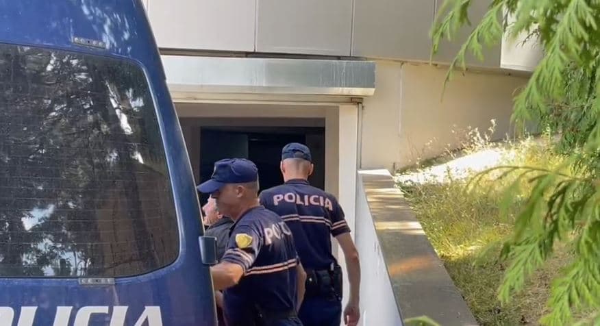 Tentoi të abuzonte seksualisht me të miturën në Maliq/ Gjykata la në burg 71-vjeçarin