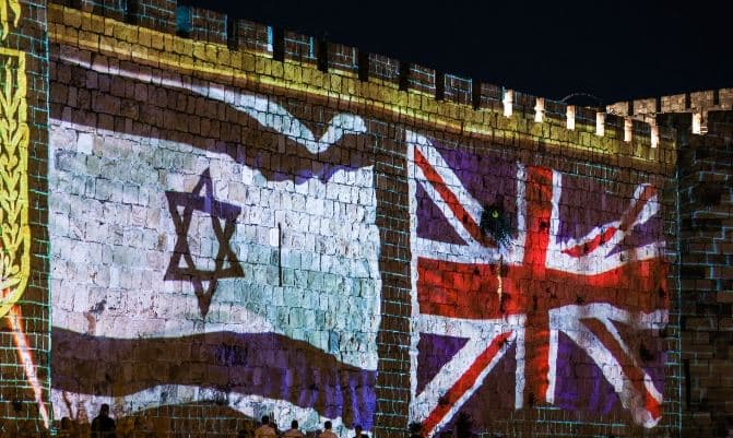 Izraeli i zhgënjyer me Britaninë pas pezullimit të një pjese të eksporteve të armëve