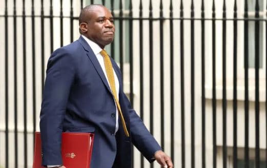 Britania pezullon 30 licenca të eksportit të armëve në Izrael