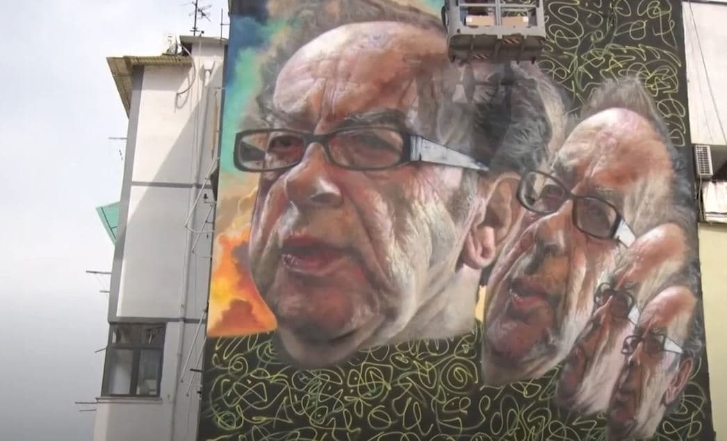 Portreti i Ismail Kadaresë në një murale/ Artisti argjentinas përjetëson figurën e shkrimtarit (VIDEO)