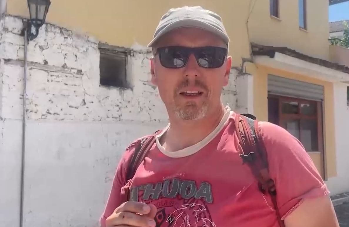 Të huajt eksplorojnë lagjen “Kala”/ Interes për të parë xhamitë, kishat dhe muzetë në Elbasan (VIDEO) 