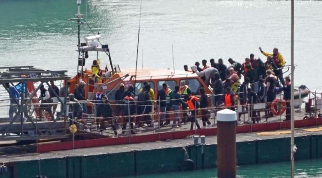 Përmbyset varka me emigrantë, operacion i madh kërkim-shpëtimi në Kanalin Anglez