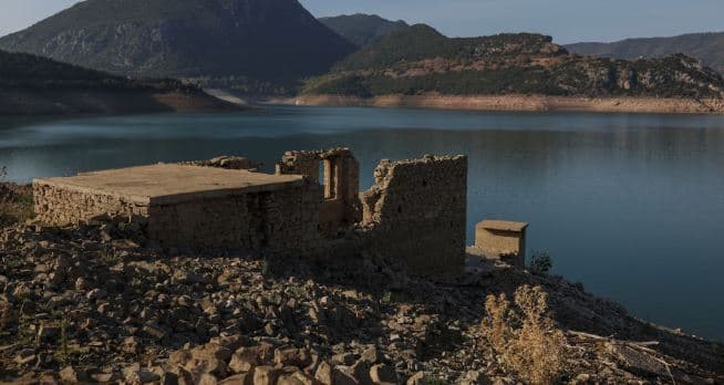 Thatësira than liqenin, zbulohet fshati i fundosur grek