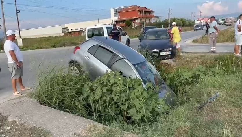    Aksident mes dy makinave në aksin Fier-Patos/ Njëra përfundon në kanal, plagoset shoferja