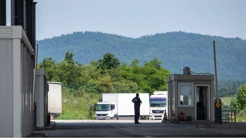   Paralajmërimi për bllokim/ Policia u bën thirrje qytetarëve të shmangin pikat kufitare me Serbinë