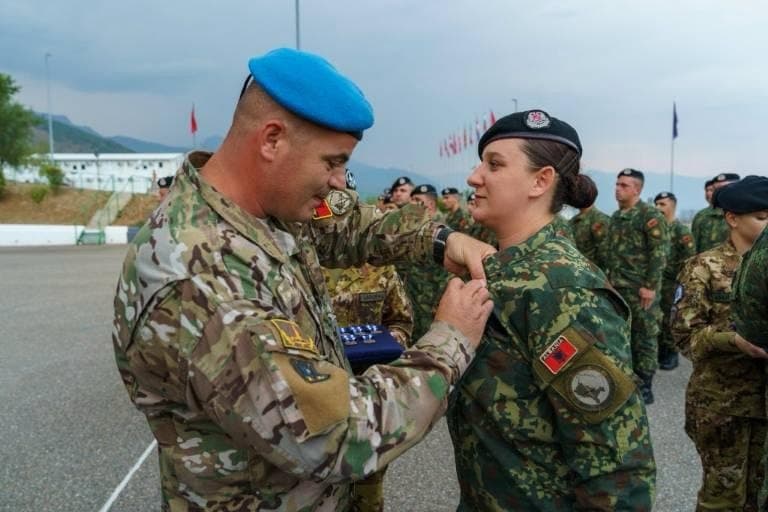  KFOR-i në Kosovë nderon togën e kontingjentit shqiptar