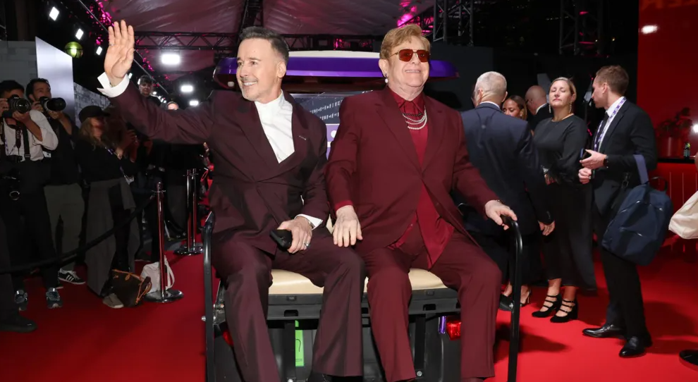 Elton John shfaqet për herë të parë në tapetin e kuq pas problemeve me shikimin