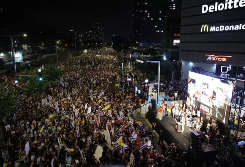Protesta në Tel Aviv për lirimin e pengjeve, organizatorët: 400 mijë persona do i bashkohen tubimit