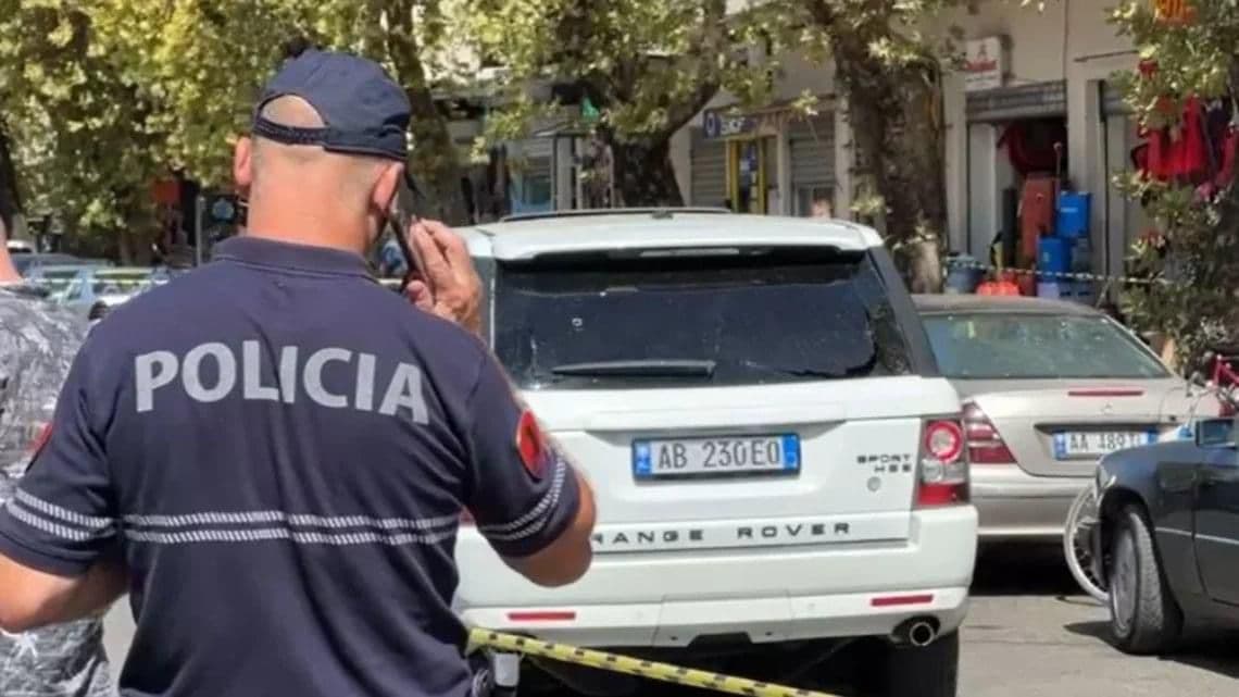 Qëllohet me armë zjarri në drejtim të “Range Rover”-it, në mjet boksieri Vllaznisë dhe 4 persona të tjerë